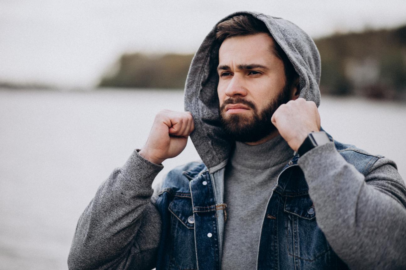 mężczyzna w bluzie